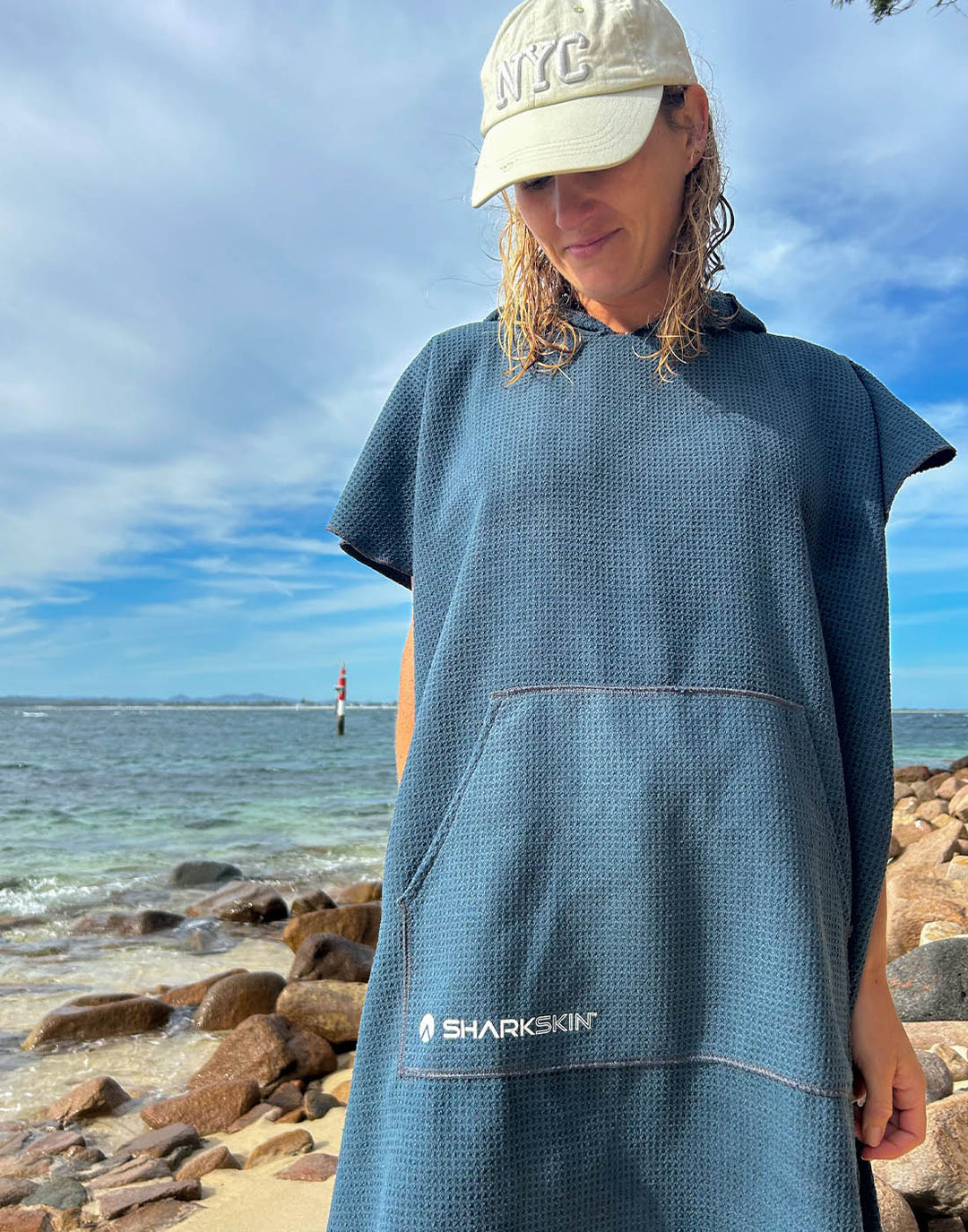 SAND FREE HOODED TOWEL